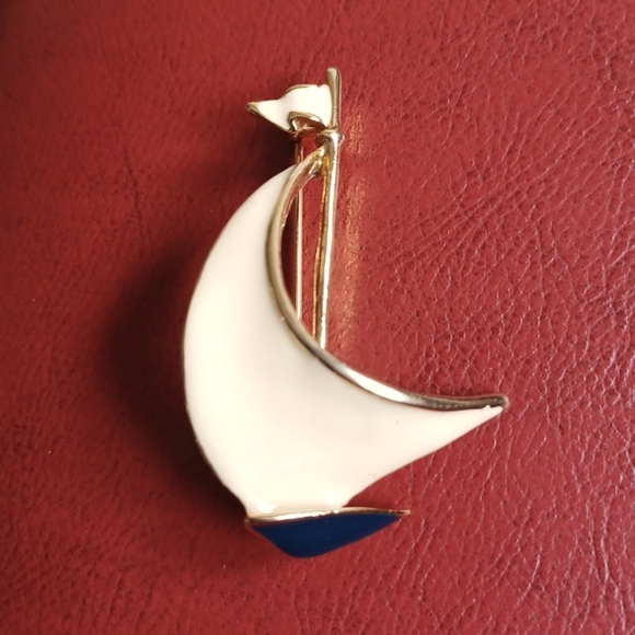 M. Jent Women’s Vintage Sailboat Brooch Enamel, cream & blue, gold tone - Picture 1 of 5